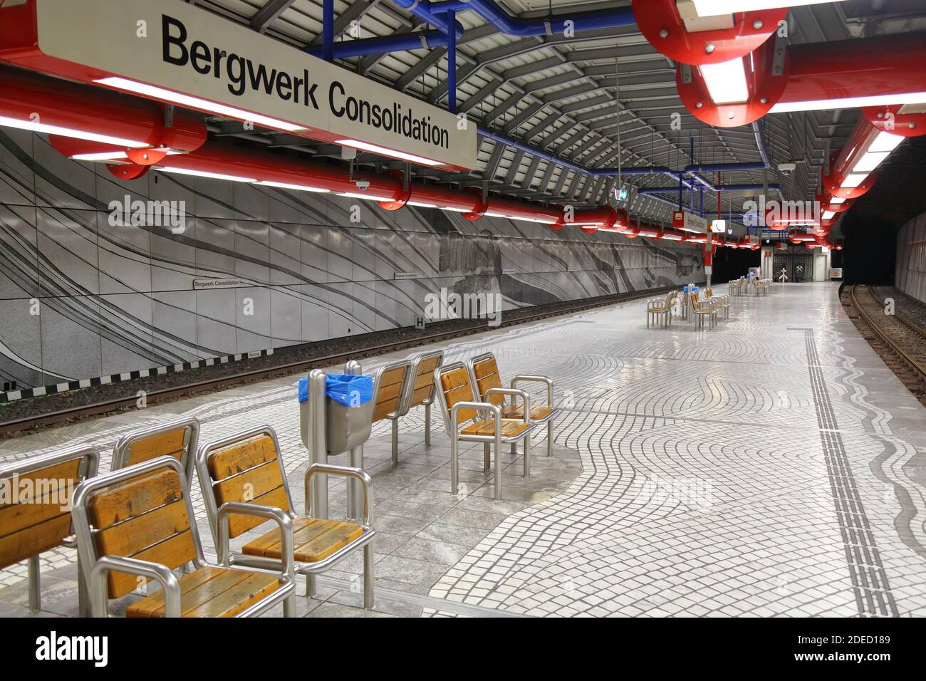 GELSENKIRCHEN, GERMANIA - 17 SETTEMBRE 2020: Stazione U-Bahn a Gelsenkirchen, Germania. Fa parte del Rhein-Ruhr Stadtbahn, sistema regionale di ra luce Foto Stock