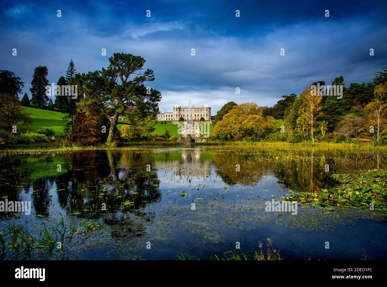 Powerscourt House and Lake in Co. Wicklow, Irlanda Foto Stock