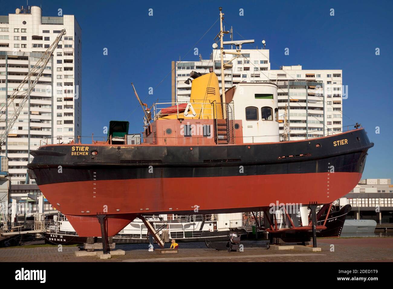 porto Museumshafen con il rimorchiatore Stier, Germania, Brema, Bremerhaven Foto Stock