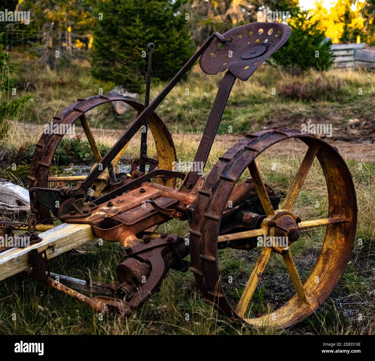 Arrugginito macchina di semi antichi che ha usato il potere del cavallo. . Foto di alta qualità Foto Stock