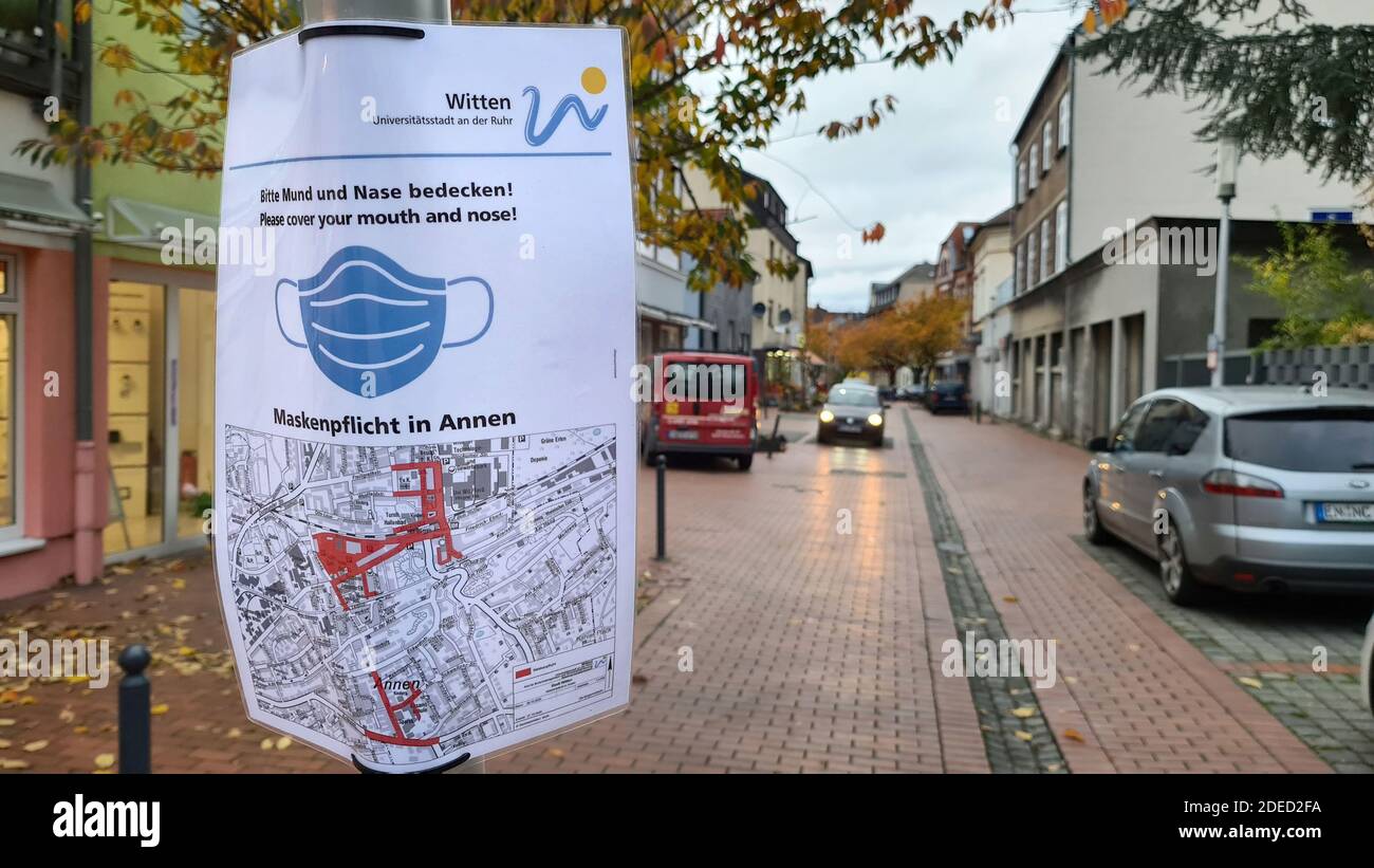 Segno con obbligo di indossare maschere nel centro della città di Witten-Annen, Germania, Nord Reno-Westfalia, Ruhr Area, Witten Foto Stock