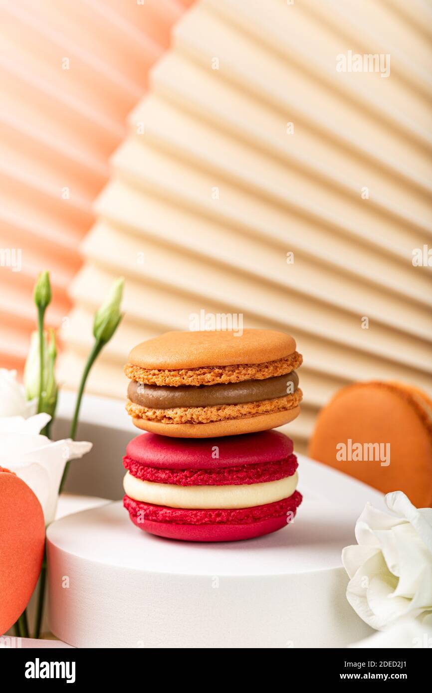 Macaron torta o macaroon su sfondo verde Foto Stock