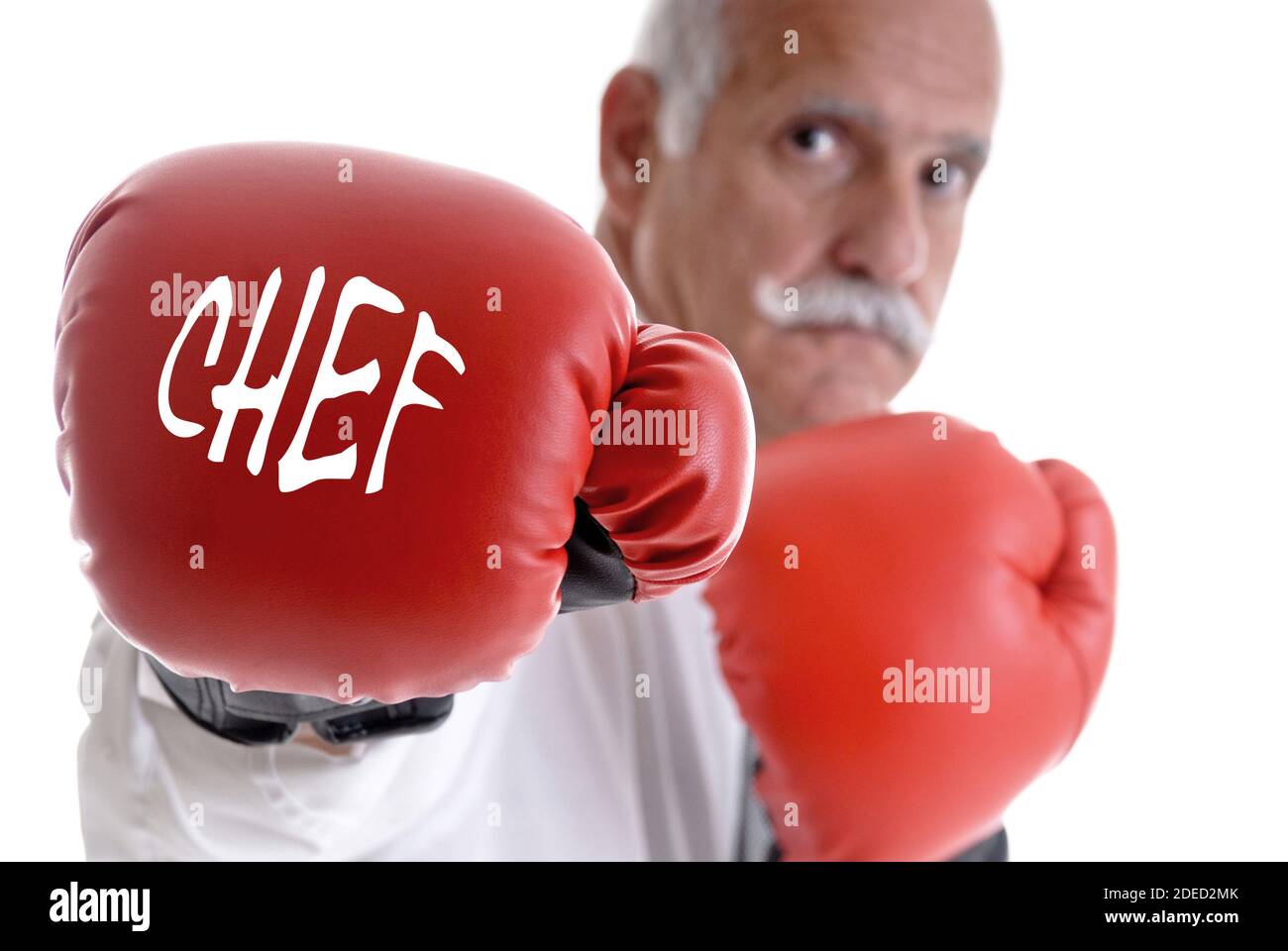 Uomo anziano con guanti da boxe lettering chef, Germania Foto Stock