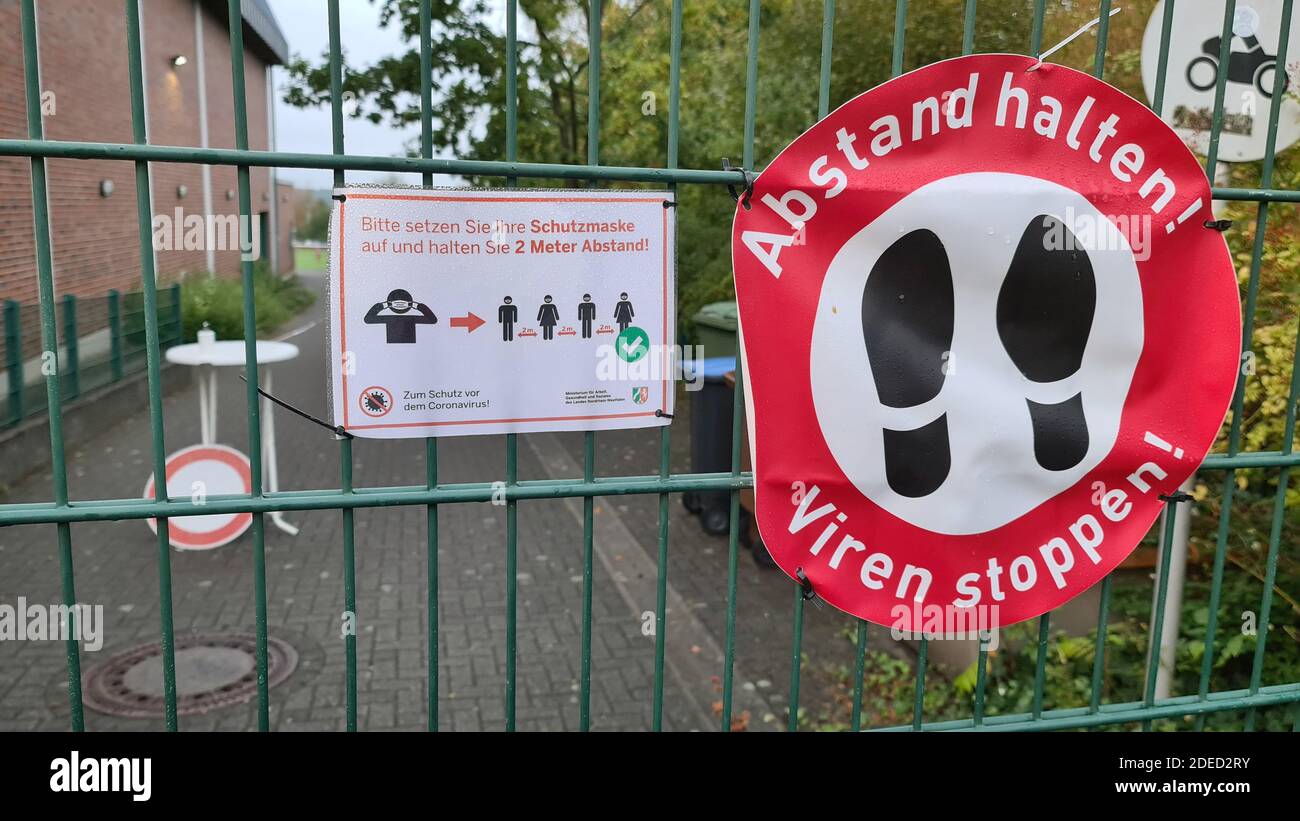 Segno Abstand halten - Viren fermata ad una recinzione, mantenere la distanza, fermata virusus, Germania Foto Stock