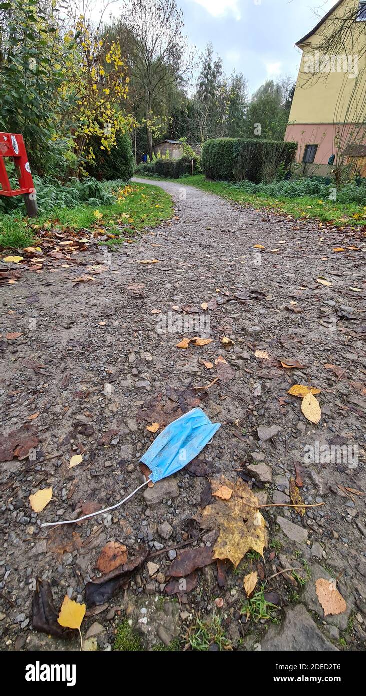 Maschera di protezione in un percorso, Germania Foto Stock