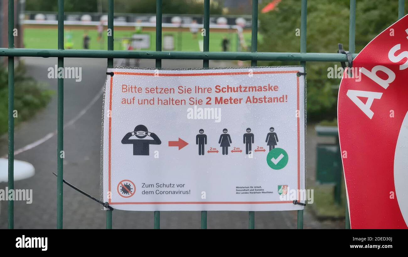 Segno Abstand halten - Viren fermata ad una recinzione, mantenere la distanza, fermata virusus, Germania Foto Stock