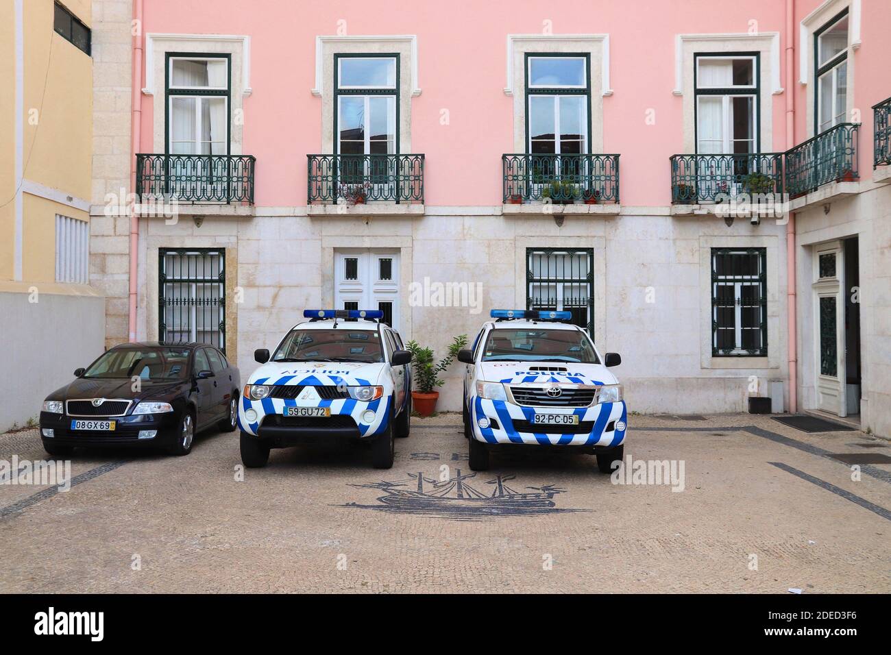 Lisbona, Portogallo - 4 giugno 2018: Mitsubishi L200 e Toyota Hilux del Portogallo la polizia. Il nome completo del portoghese è forza di Pubblica Sicurezza Polizia ( Foto Stock