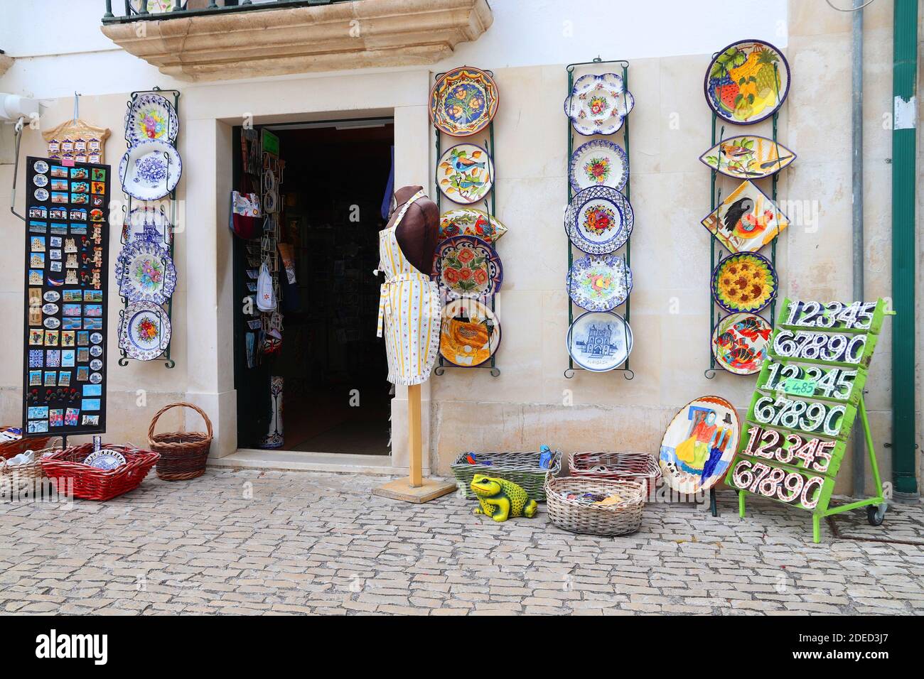 ALCOBACA, PORTOGALLO - 22 MAGGIO 2018: Piatti tradizionali in ceramica dipinta a mano in un negozio di souvenir ad Alcobaca. 21.2 milioni di turisti hanno visitato il Portogallo nel 2 Foto Stock