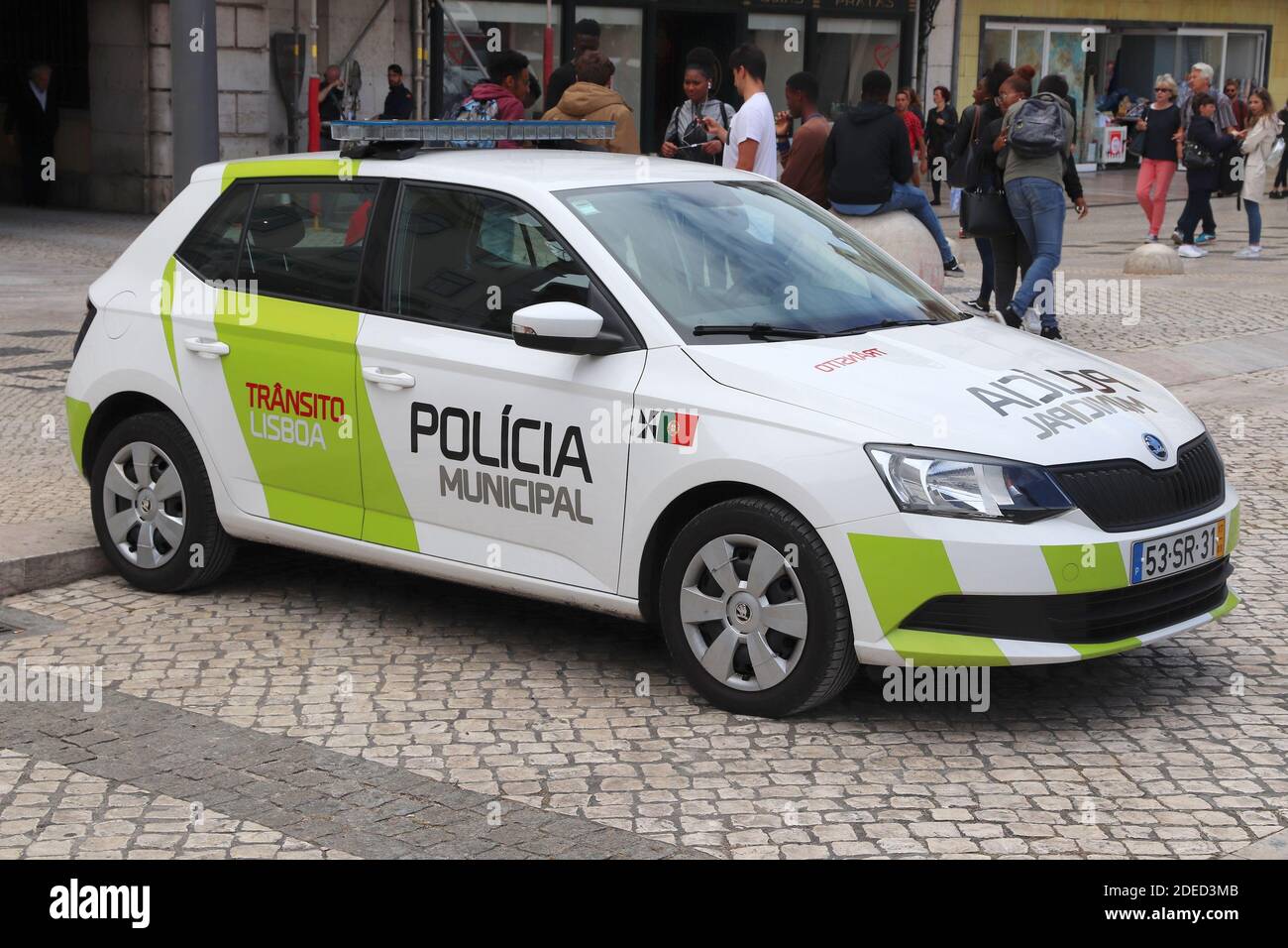 Lisbona, Portogallo - 4 giugno 2018: la gente a piedi da Skoda Fabia auto della Polizia Municipale di Lisbona, Portogallo. Lisbona è la 11th-più popolosa area urbana i Foto Stock