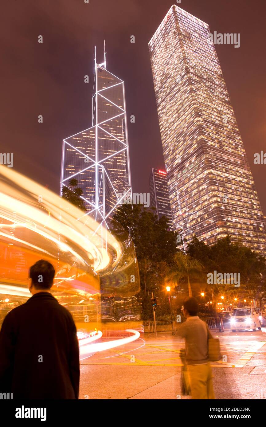 Hong Kong, Cina - effetto mosso del traffico davanti agli edifici moderni nel quartiere Admiralty. Foto Stock