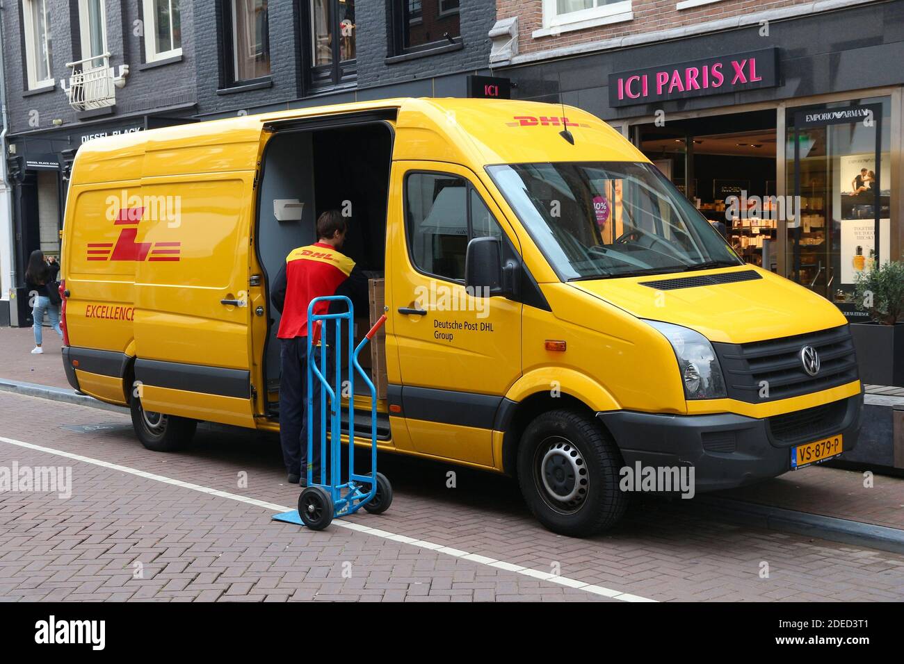 AMSTERDAM, Paesi Bassi - 10 luglio 2017: DHL Express furgoncino in Amsterdam, Paesi Bassi. DHL è il leader mondiale nel mare e posta aerea. Essa esiste dal 1 Foto Stock