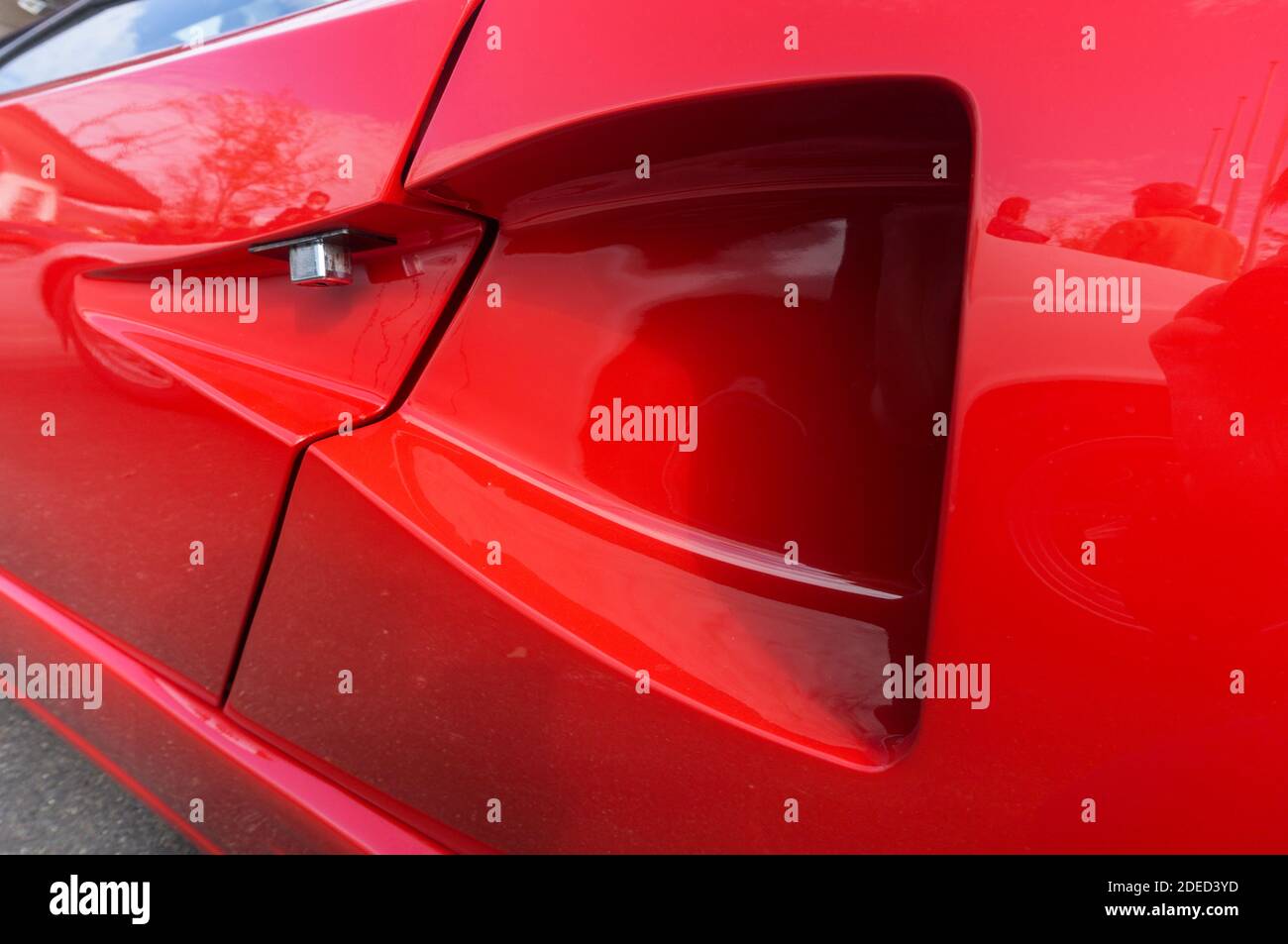 Primo piano della presa d'aria NACA Duct sul lato sinistro di una  Lamborghini Countach 25th Anniversary Edition rossa, che mostra il gancio  della porta nascosto Foto stock - Alamy