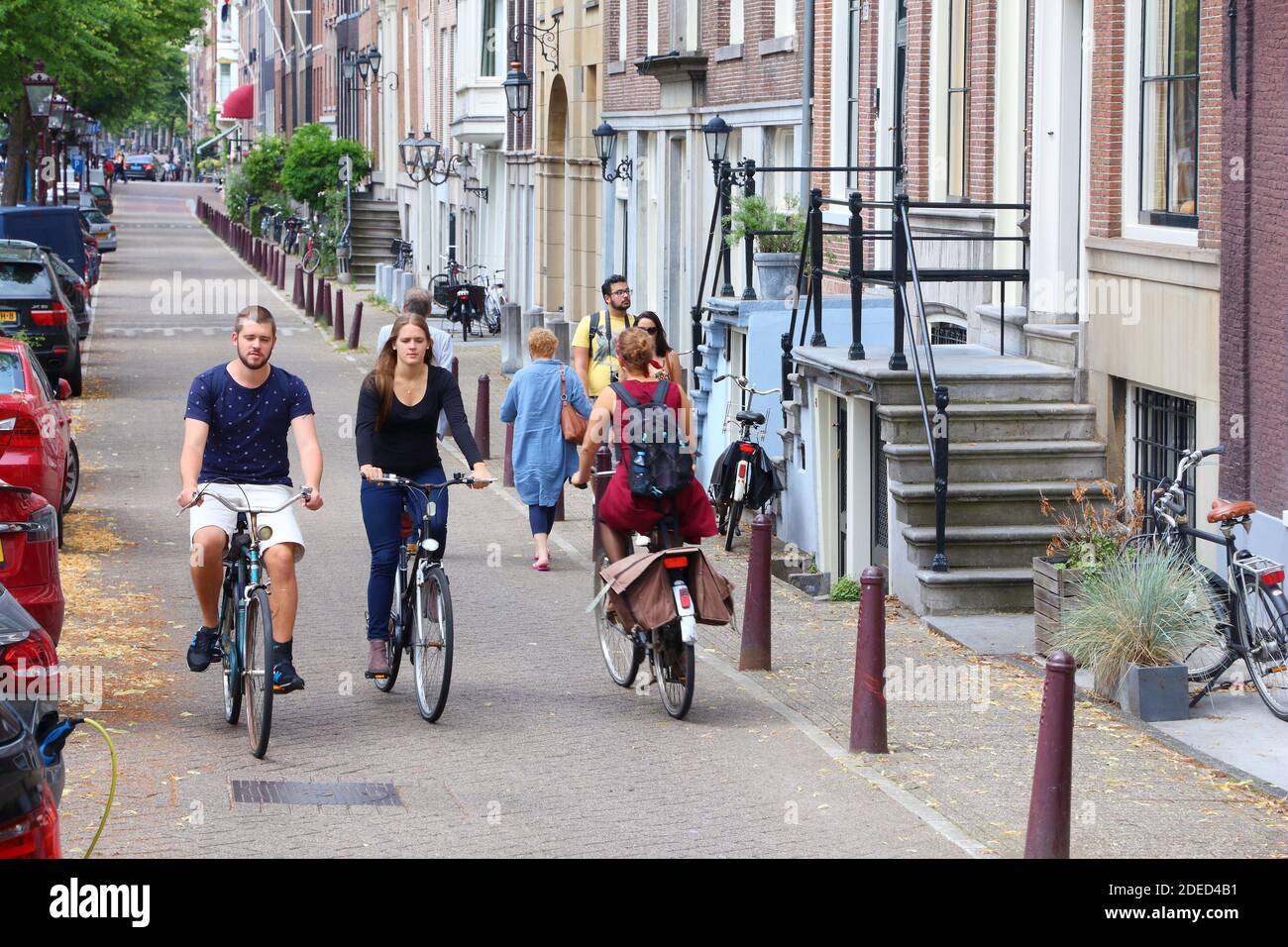 AMSTERDAM, Paesi Bassi - 8 Luglio 2017: la gente in bici in Amsterdam, Paesi Bassi. Ci sono più di 13 milioni di biciclette nei Paesi Bassi (countr Foto Stock