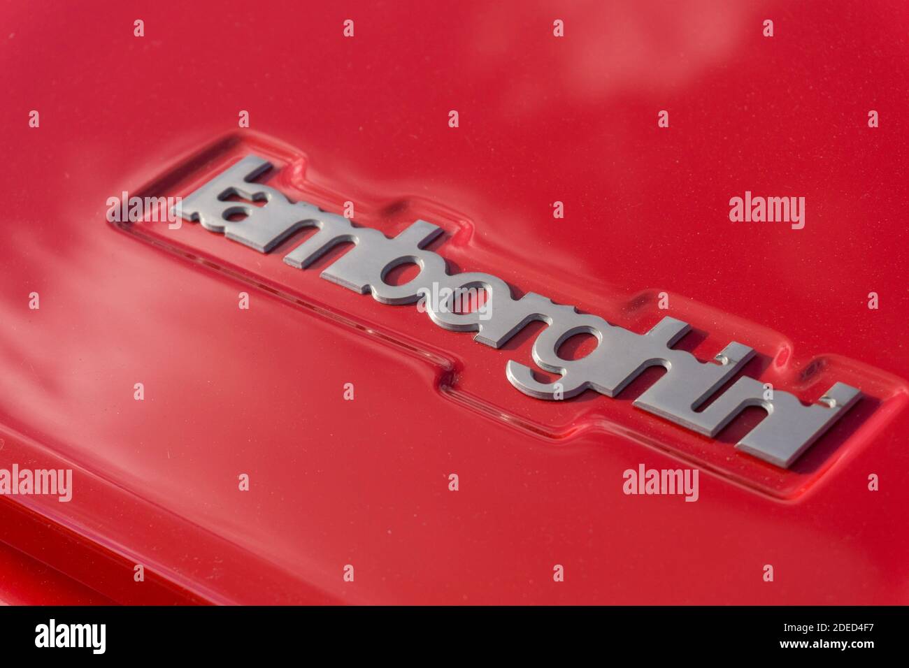 Primo piano del badge Lamborghini su un rosso Vettura sportiva Countach 25th Anniversary Edition portata fuori sotto il sole Foto Stock