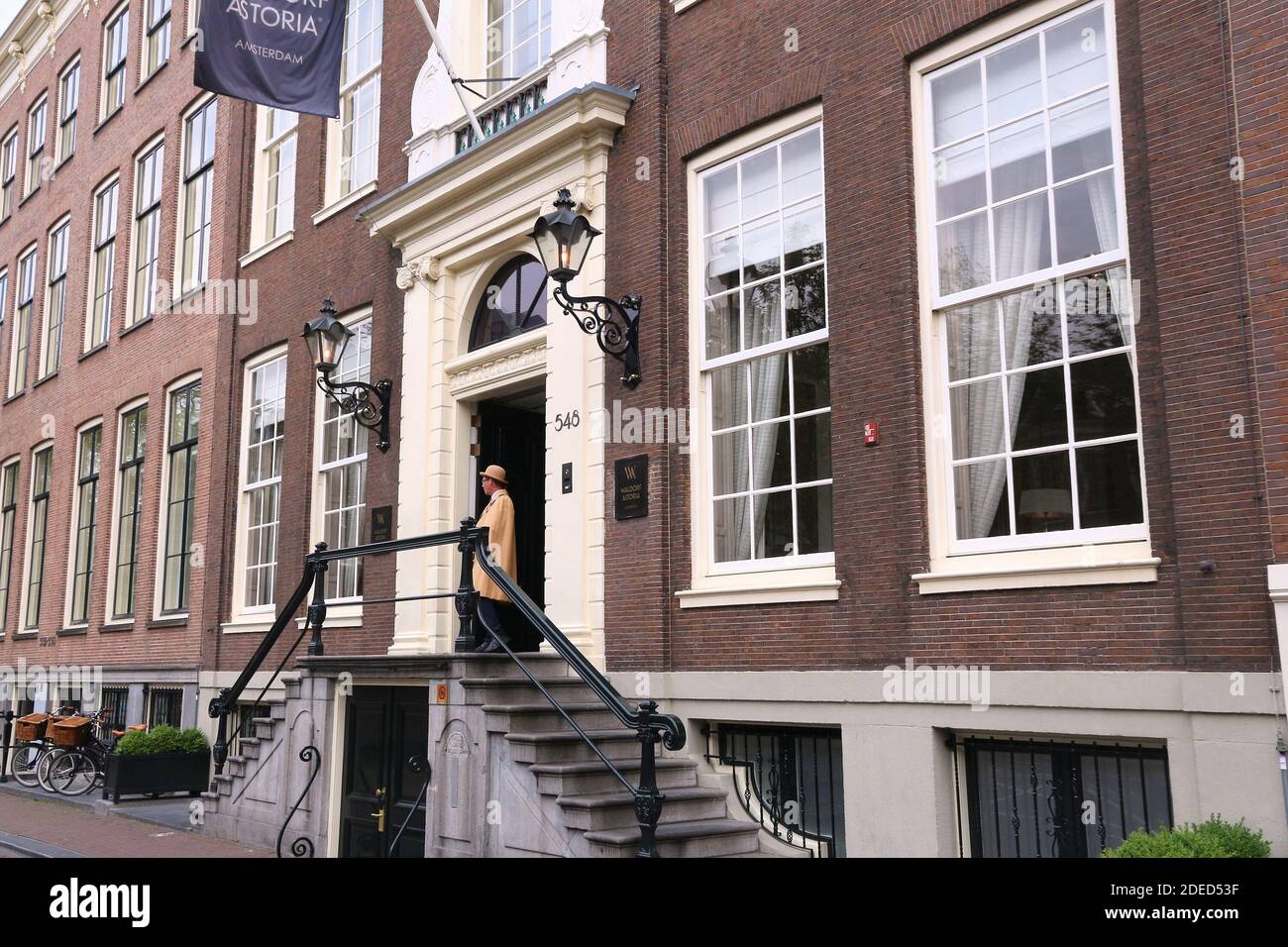 AMSTERDAM, PAESI BASSI - 10 LUGLIO 2017: Waldorf Astoria Hotel portiere ad Amsterdam, Paesi Bassi. Waldorf-Astoria fa parte di Hilton Worldwide h. Foto Stock