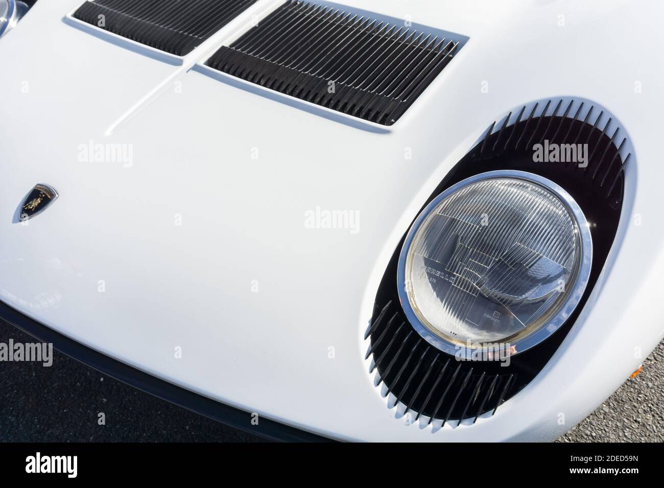Primo piano del faro sinistro e del cofano di una Lamborghini Miura P400 S  bianca, che mostra le famose ciglia presenti nella versione S Foto stock -  Alamy
