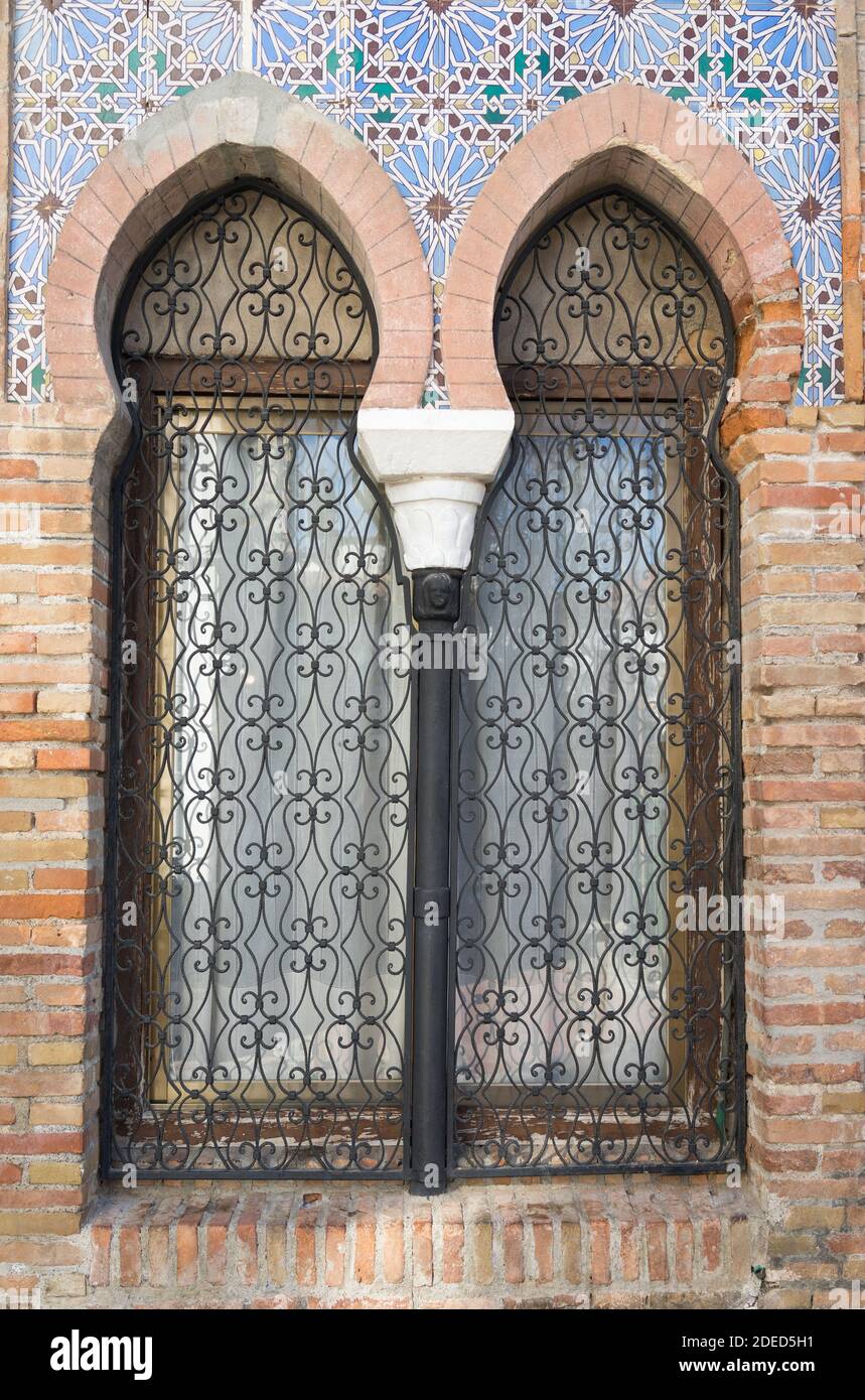 Vecchie finestre marocchine Foto stock - Alamy