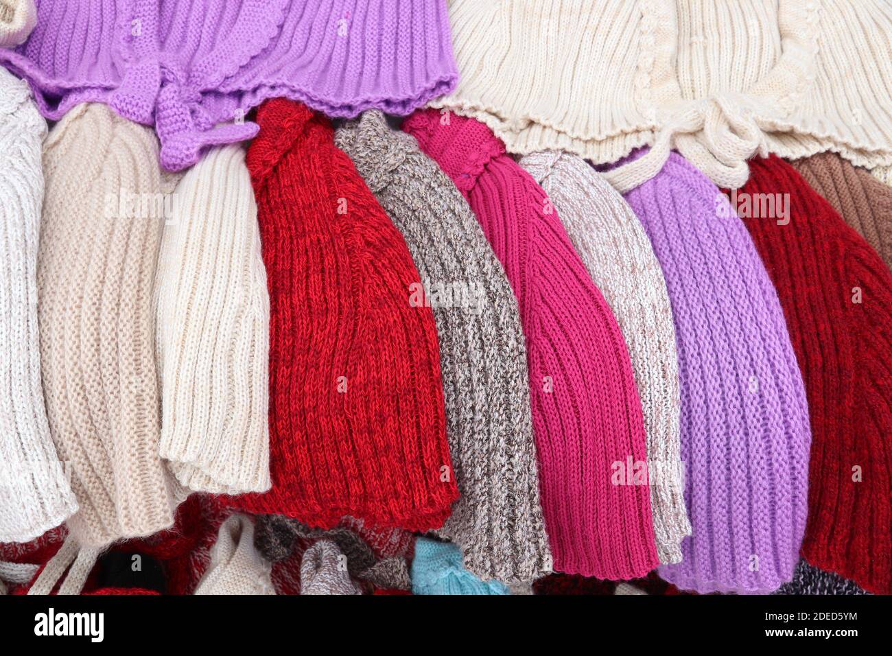 Portogallo artigianato prodotti di lana a maglia a Nazare. Moda  tradizionale portoghese: Maglione di lana Foto stock - Alamy