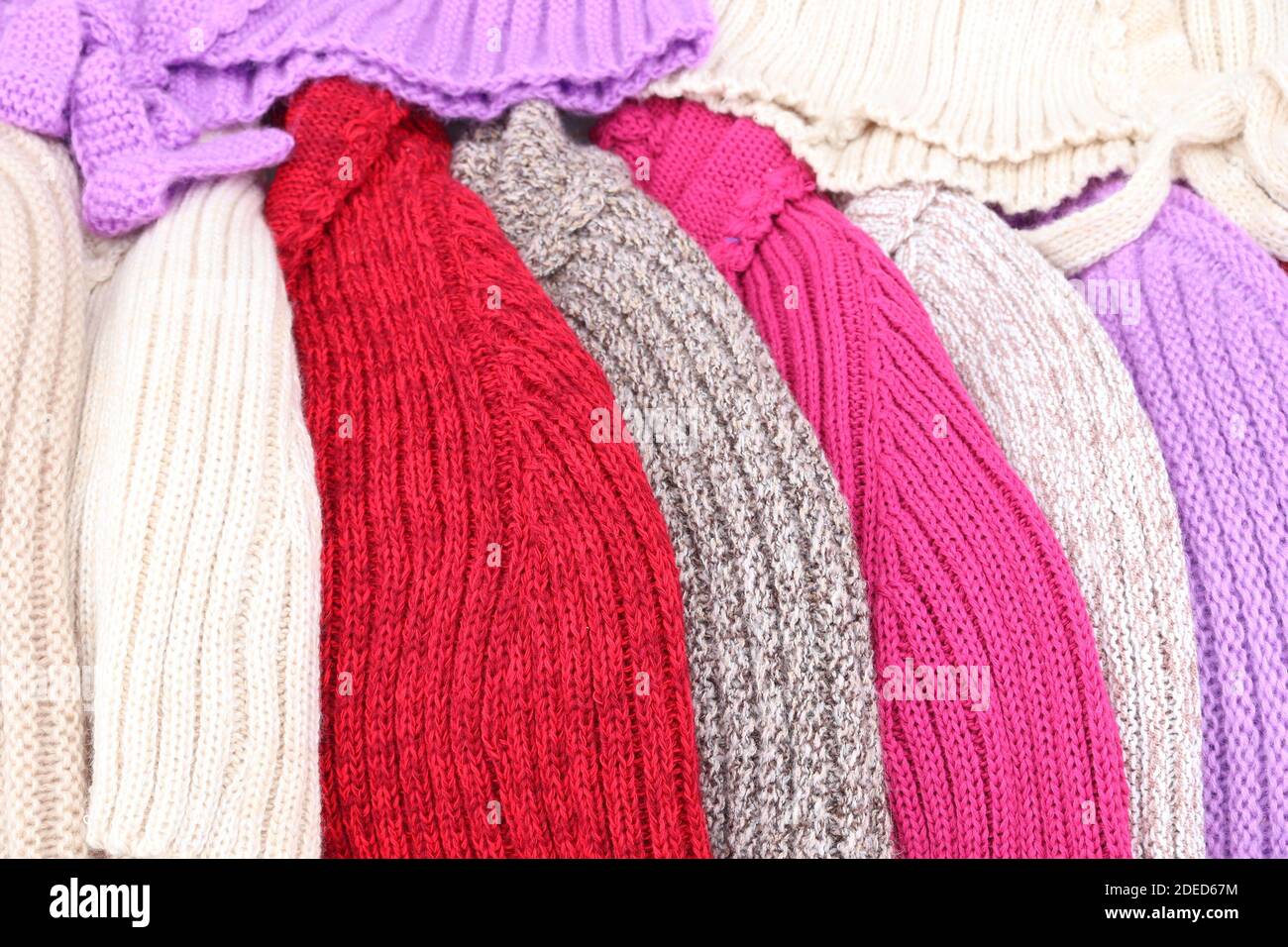 Portogallo artigianato prodotti di lana a maglia a Nazare. Moda tradizionale portoghese: Maglione di lana. Foto Stock