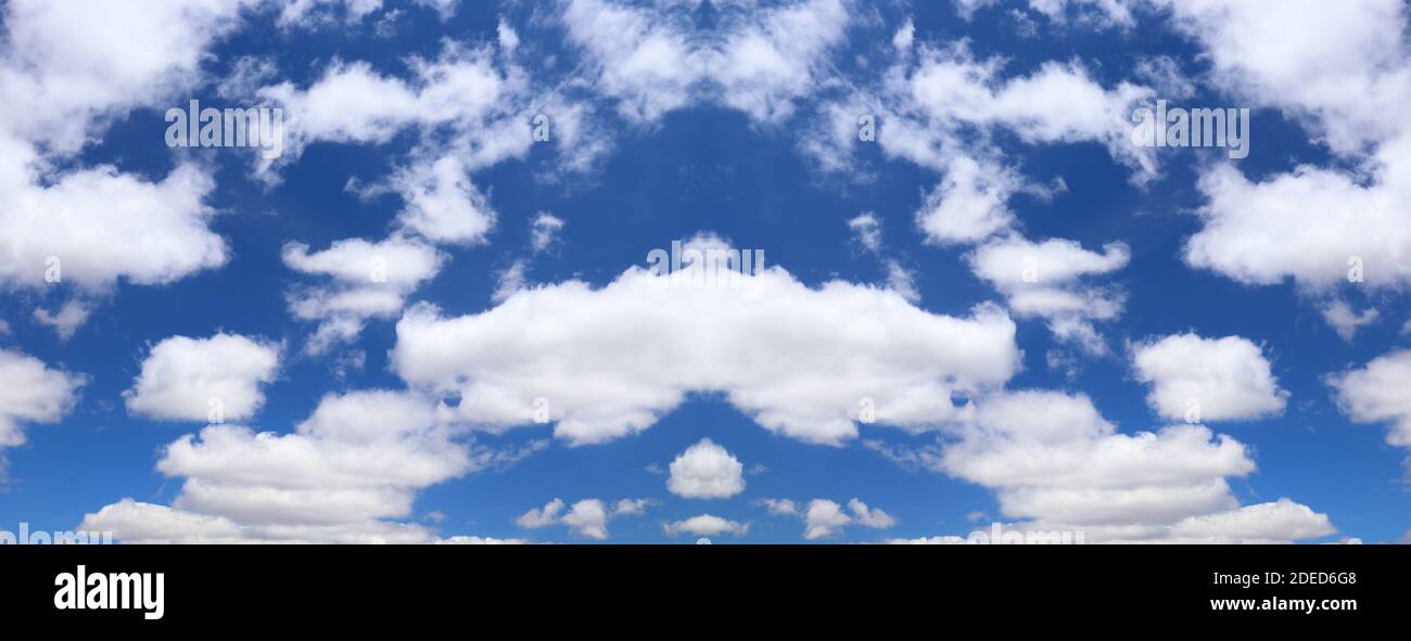 Sfondo panoramico: Cielo blu e nuvole bianche. Sfondo cielo. Foto Stock