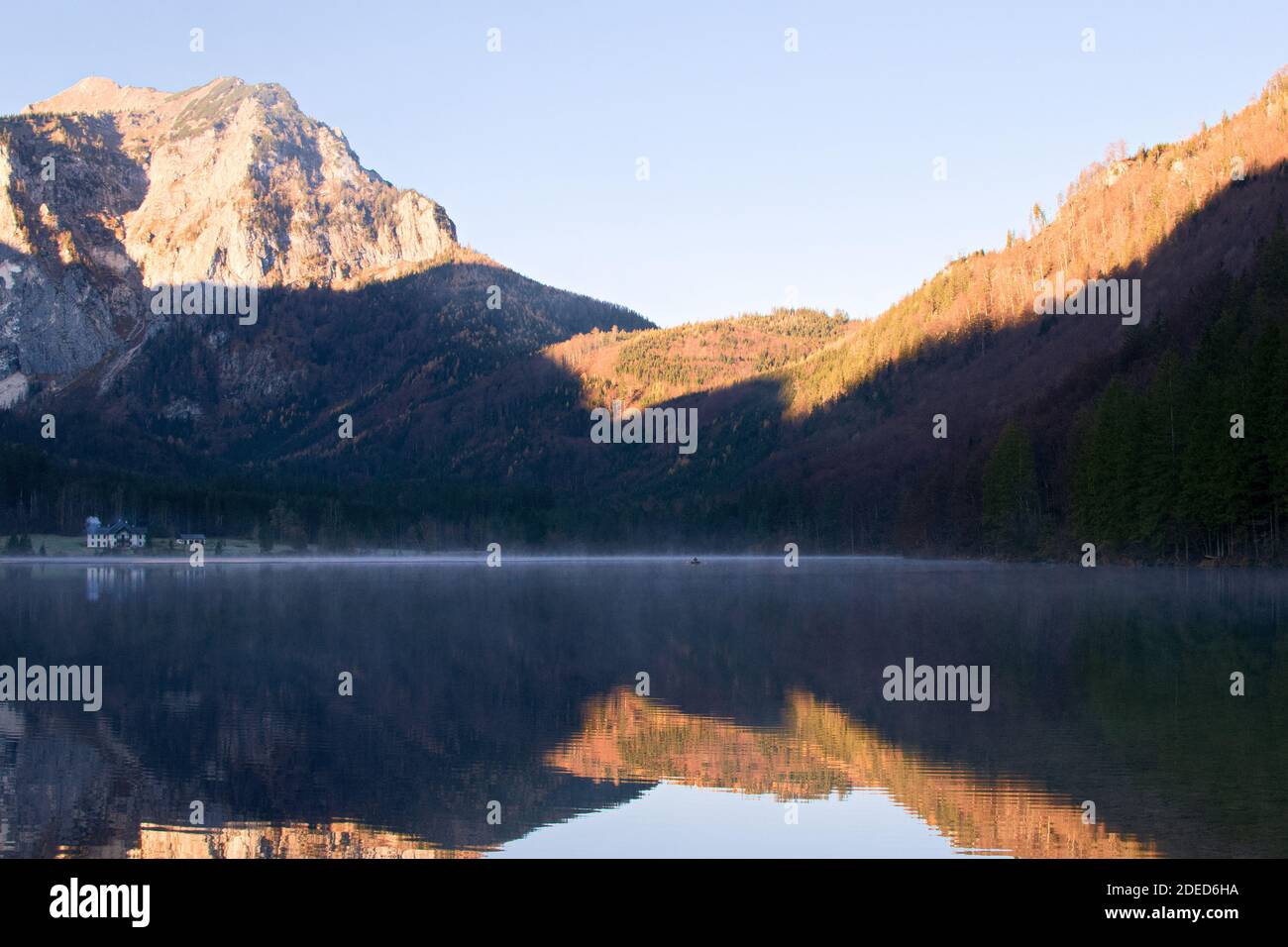 lago al mattino, vorderer langbathsee in alta austria Foto Stock