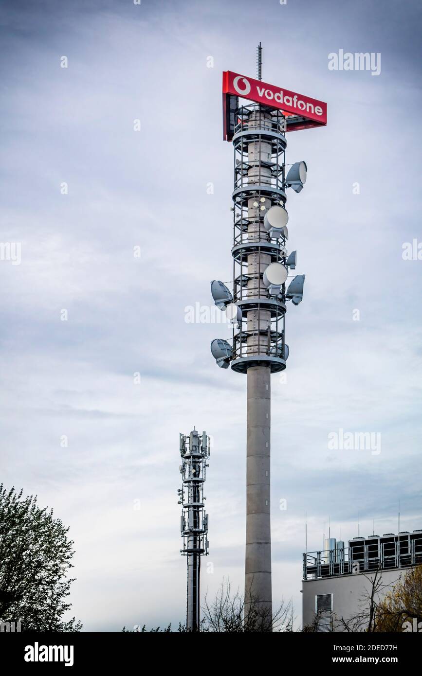 Funkmast, Mobilfunkmast von Vodafone . Sendemast für Mobiles Breitband, 5G, 4G, LTE, TV, Standort Attilastrasse, Niederlassung Nord-Ost, Berlino , Deut Foto Stock