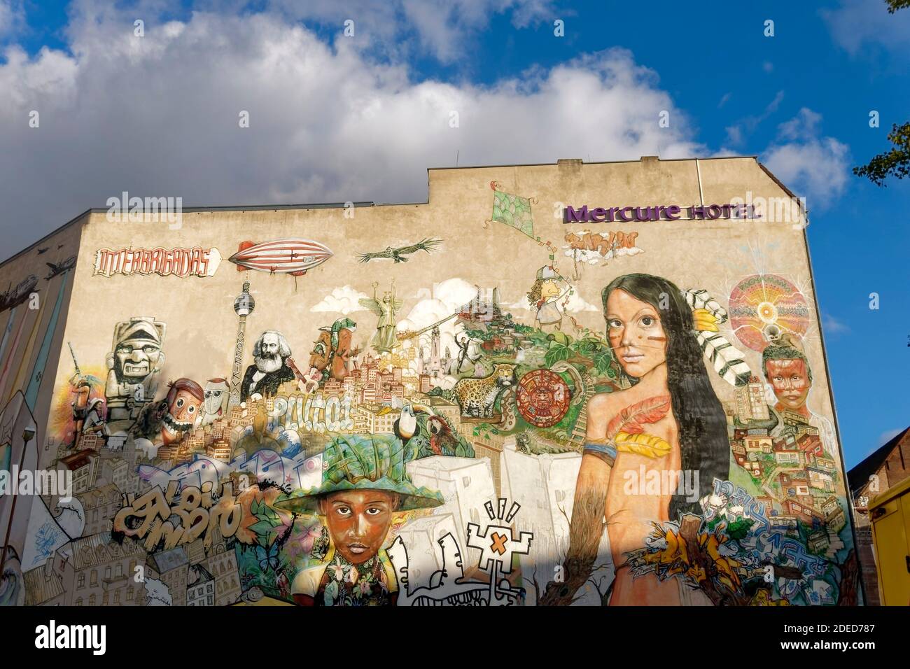Graffiti von Streetart Projekt Interbrigadas an der Rückwand des Hotel Mercure a berlino Foto Stock