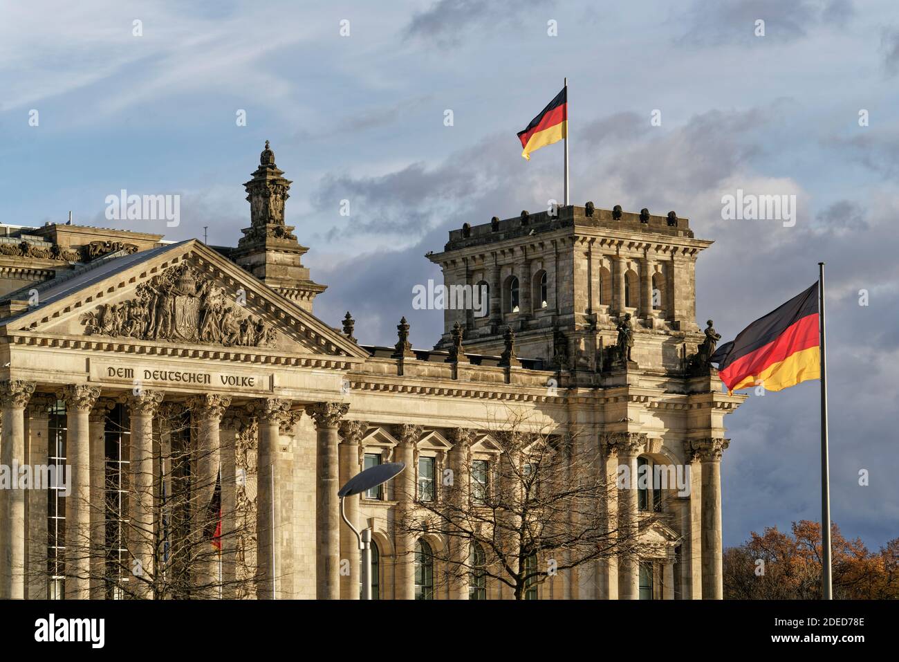 Berlino, Reichstag, Parlament und Bundestag, Deutsche Nationalflagge | Berlino, Reichstag costruzione bandiera nazionale tedesca Foto Stock