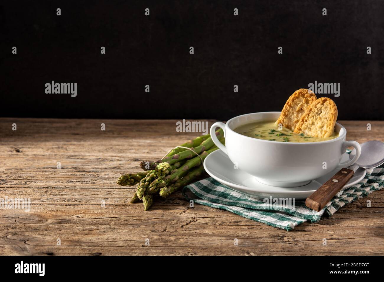 Zuppa di asparagi freschi su tavola di legno Foto Stock