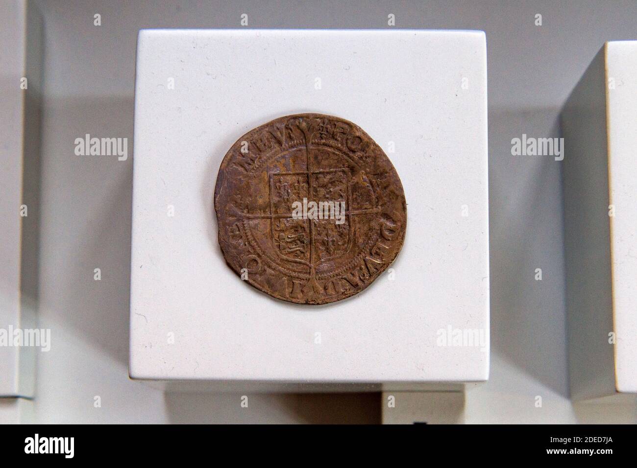 Elizabethan Silver Shilling (c1558-1603) dal regno di Elisabetta i, in mostra all'interno della prigione vittoriana, Lincoln Castle, Lincs., Regno Unito. Foto Stock