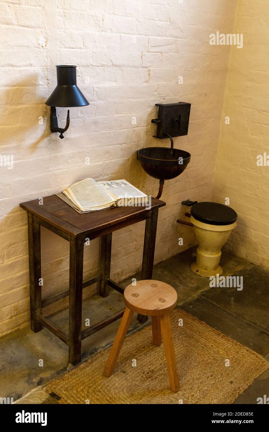 Tabella delle celle di prigione restaurata e toilette nella parte maschile della prigione vittoriana, Lincoln Castle, Lincs., UK. Foto Stock