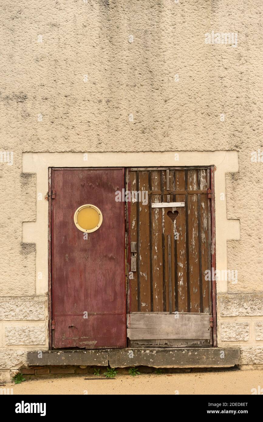 porta in legno e metallo d'epoca Foto Stock