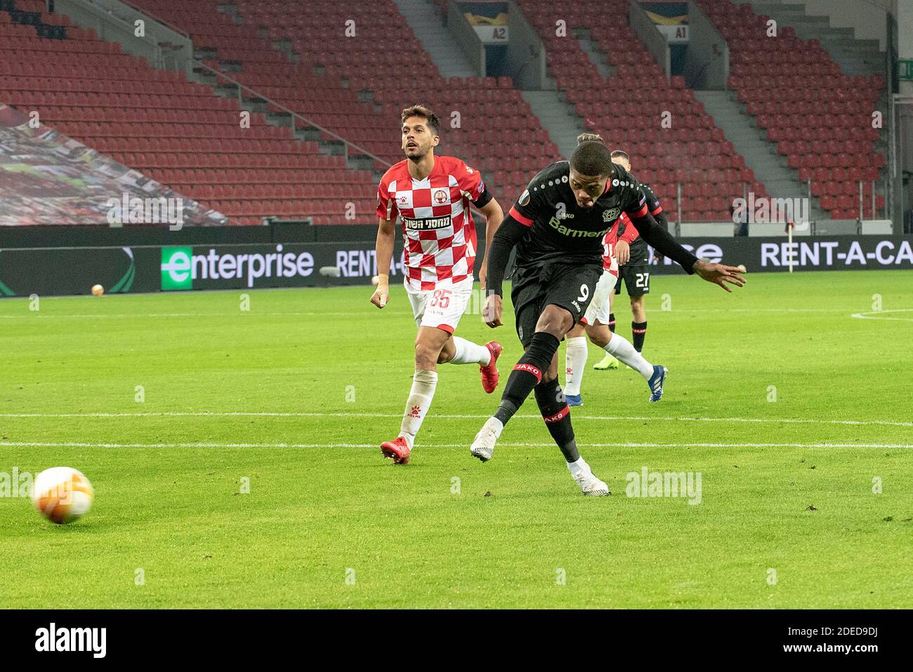 Leon BAILEY (LEV, r.) Spara l'obiettivo di renderlo 2-0, Mariano Bareiro (Hapoel) guarda; Calcio Europa League, palco di gruppo, gruppo C, giorno 4, Bayer 04 Leverkusen (LEV) - Hapoel Beer-Sheva FC (Hapoel) 4: 1, il 26 novembre 2020 a Leverkusen/Germania. | utilizzo in tutto il mondo Foto Stock