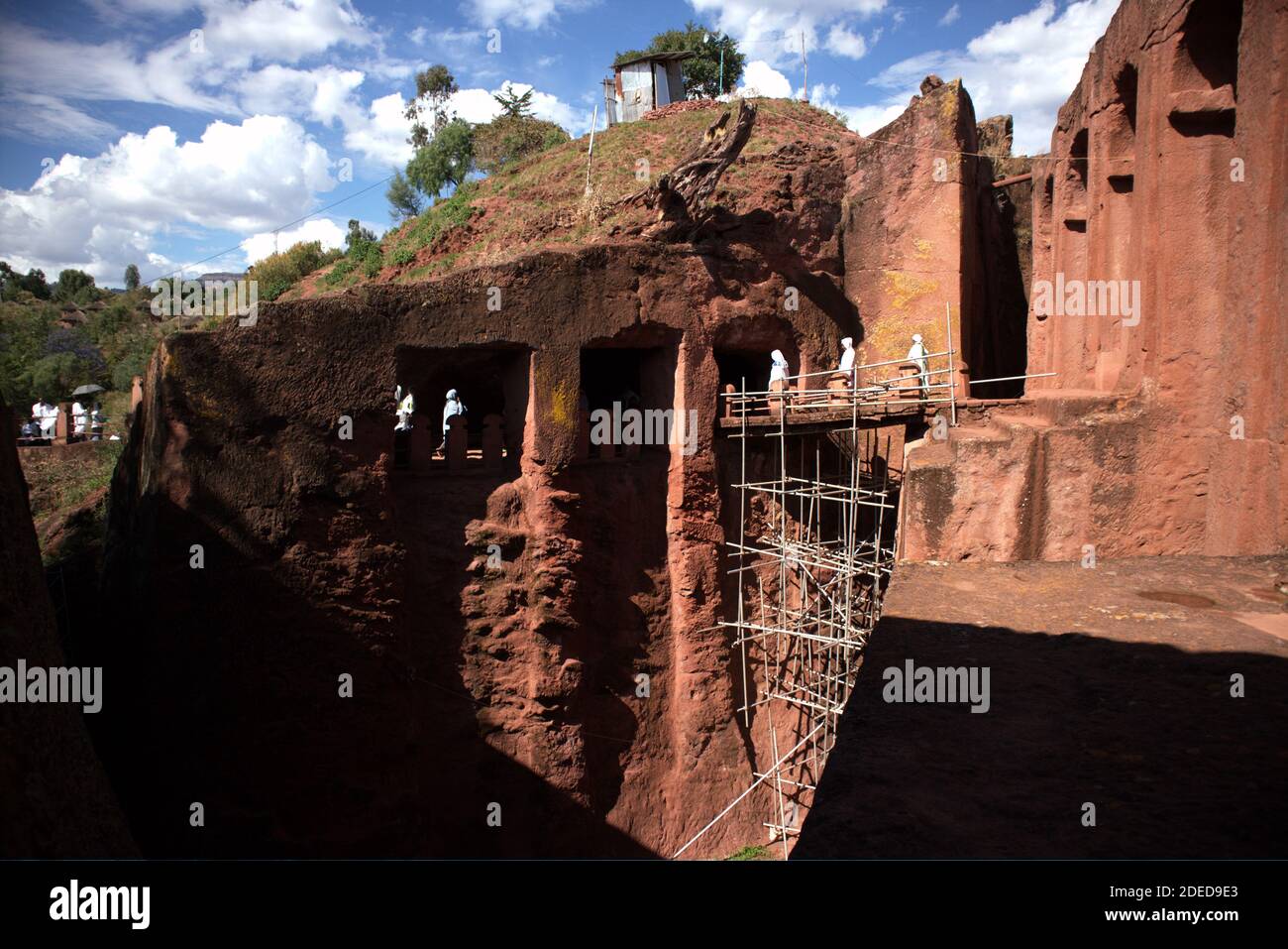 Lalibela/Etiopia – 12 aprile 2019: Pellegrini cristiani nelle gallerie che collegano le chiese scavate nella roccia di Lalibela Foto Stock