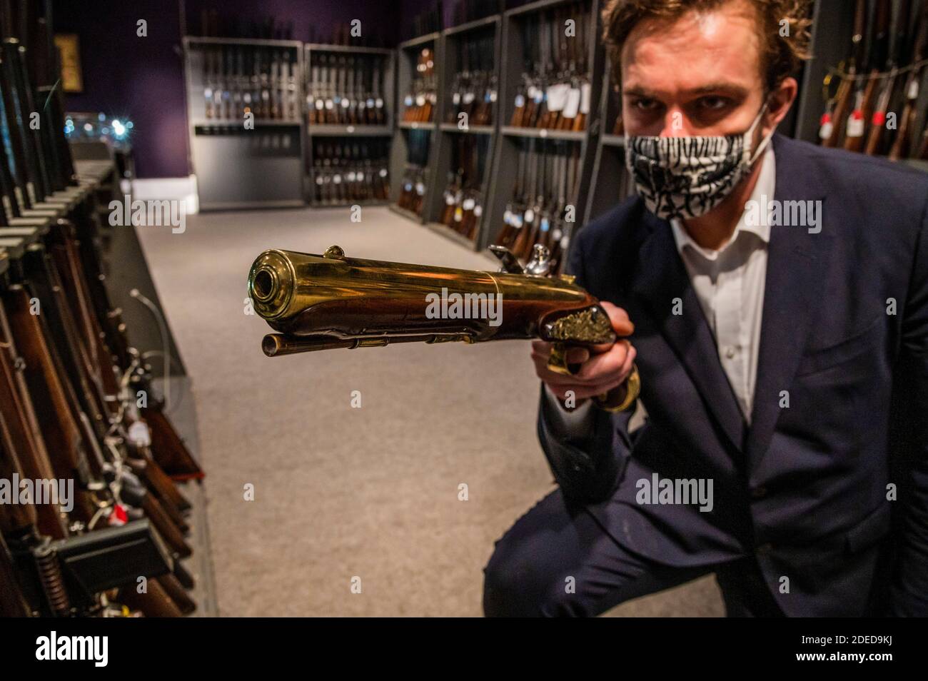 Londra, Regno Unito. 30 novembre 2020. Uno di un paio eccezionale di 'Flintlock' ripetendo Air Pistols da Blair Castle, Scozia, di Edward Bate, Londra, circa 1770, est £20,000 - 30,000 - Anteprima di Bonhams' Antique Arms, Modern Sporting Guns & Exceptional Firearms. La vendita avrà luogo il 3 dicembre a Knightsbridge. Credit: Guy Bell/Alamy Live News Foto Stock