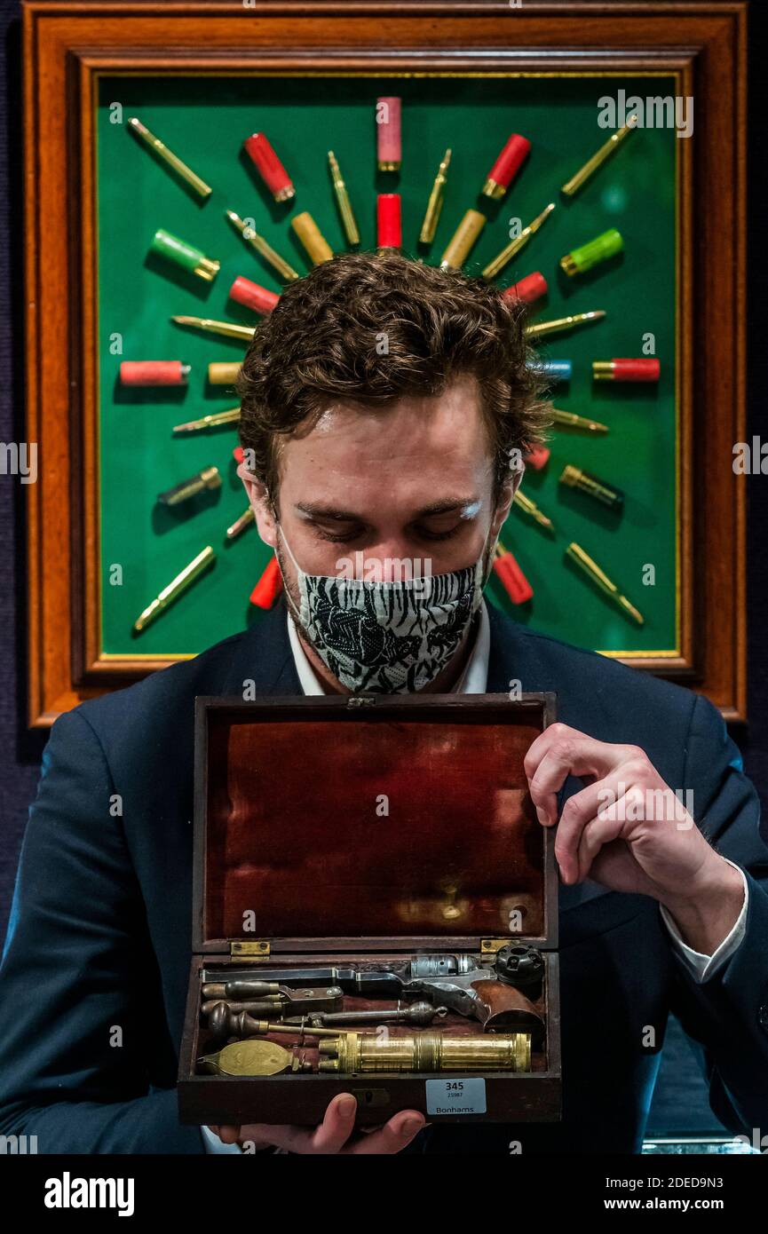 Londra, Regno Unito. 30 novembre 2020. Uno di un paio eccezionale di 'Flintlock' ripetendo Air Pistols da Blair Castle, Scozia, di Edward Bate, Londra, circa 1770, est £20,000 - 30,000 - Anteprima di Bonhams' Antique Arms, Modern Sporting Guns & Exceptional Firearms. La vendita avrà luogo il 3 dicembre a Knightsbridge. Credit: Guy Bell/Alamy Live News Foto Stock