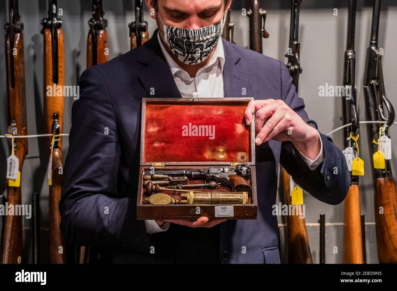Londra, Regno Unito. 30 novembre 2020. Uno di un paio eccezionale di 'Flintlock' ripetendo Air Pistols da Blair Castle, Scozia, di Edward Bate, Londra, circa 1770, est £20,000 - 30,000 - Anteprima di Bonhams' Antique Arms, Modern Sporting Guns & Exceptional Firearms. La vendita avrà luogo il 3 dicembre a Knightsbridge. Credit: Guy Bell/Alamy Live News Foto Stock