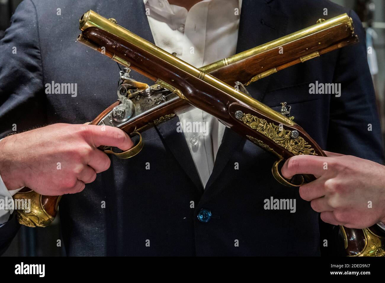 Londra, Regno Unito. 30 novembre 2020. Uno di un paio eccezionale di 'Flintlock' ripetendo Air Pistols da Blair Castle, Scozia, di Edward Bate, Londra, circa 1770, est £20,000 - 30,000 - Anteprima di Bonhams' Antique Arms, Modern Sporting Guns & Exceptional Firearms. La vendita avrà luogo il 3 dicembre a Knightsbridge. Credit: Guy Bell/Alamy Live News Foto Stock