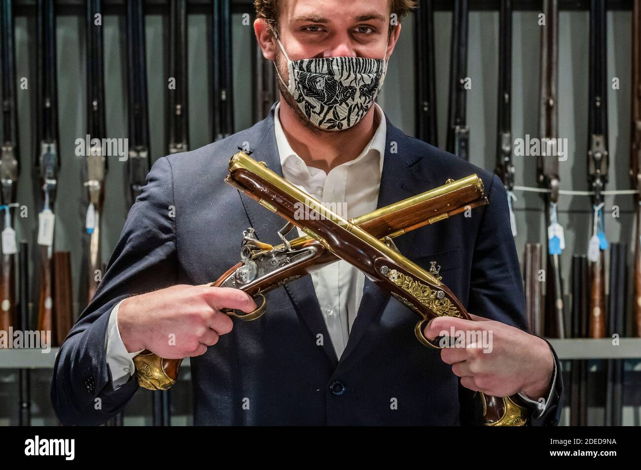 Londra, Regno Unito. 30 novembre 2020. Uno di un paio eccezionale di 'Flintlock' ripetendo Air Pistols da Blair Castle, Scozia, di Edward Bate, Londra, circa 1770, est £20,000 - 30,000 - Anteprima di Bonhams' Antique Arms, Modern Sporting Guns & Exceptional Firearms. La vendita avrà luogo il 3 dicembre a Knightsbridge. Credit: Guy Bell/Alamy Live News Foto Stock