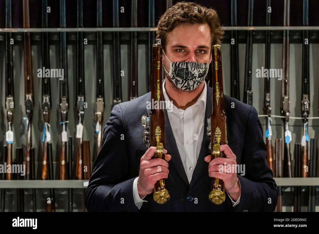 Londra, Regno Unito. 30 novembre 2020. Uno di un paio eccezionale di 'Flintlock' ripetendo Air Pistols da Blair Castle, Scozia, di Edward Bate, Londra, circa 1770, est £20,000 - 30,000 - Anteprima di Bonhams' Antique Arms, Modern Sporting Guns & Exceptional Firearms. La vendita avrà luogo il 3 dicembre a Knightsbridge. Credit: Guy Bell/Alamy Live News Foto Stock