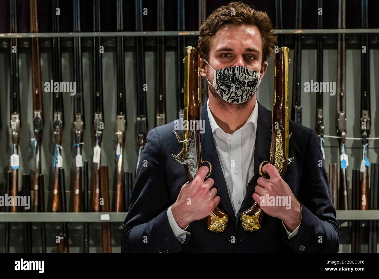 Londra, Regno Unito. 30 novembre 2020. Uno di un paio eccezionale di 'Flintlock' ripetendo Air Pistols da Blair Castle, Scozia, di Edward Bate, Londra, circa 1770, est £20,000 - 30,000 - Anteprima di Bonhams' Antique Arms, Modern Sporting Guns & Exceptional Firearms. La vendita avrà luogo il 3 dicembre a Knightsbridge. Credit: Guy Bell/Alamy Live News Foto Stock