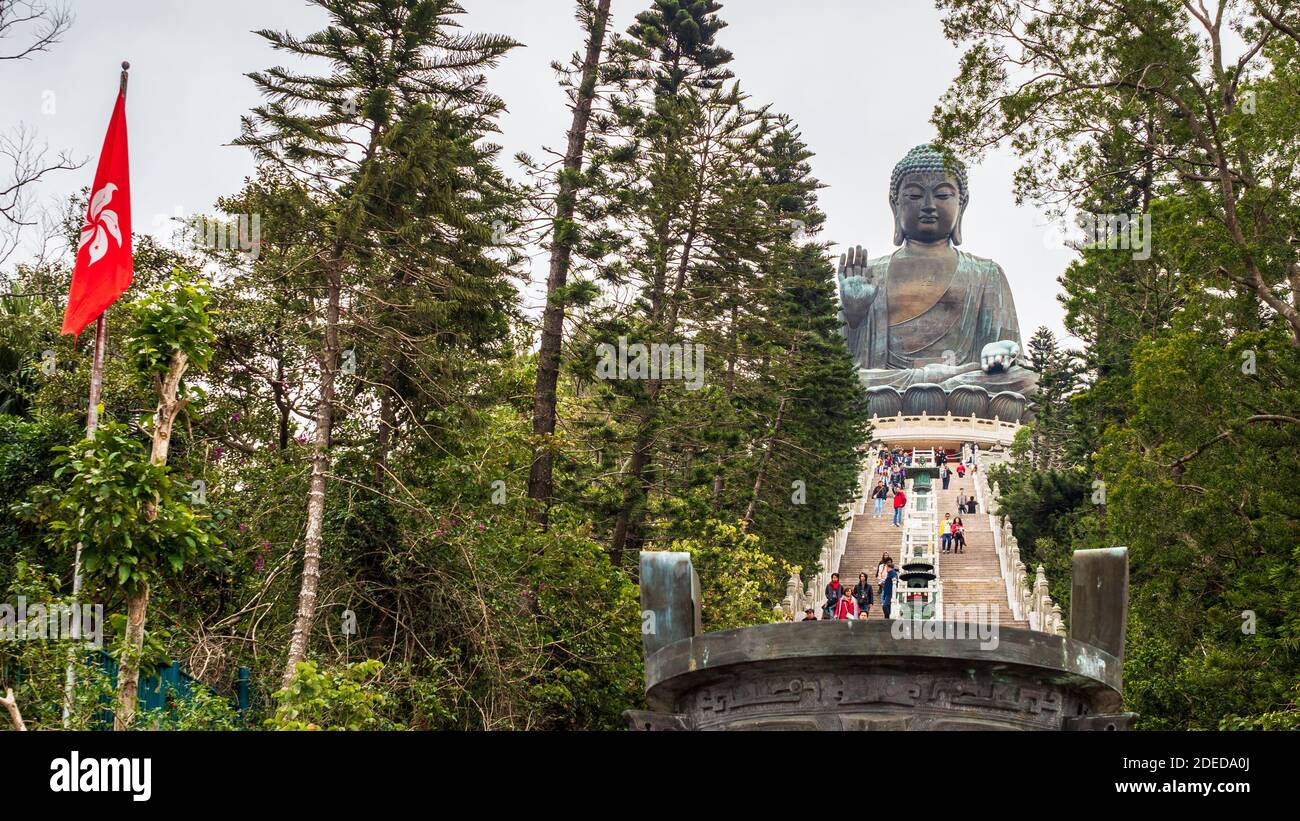 Tian Tan Buddha una grande statua di bronzo di Buddha Shakyamuni, completata nel 1993, situata vicino al Monastero di po Lin, Ngong Ping, Lantau Island, Hong Kong Cina Foto Stock