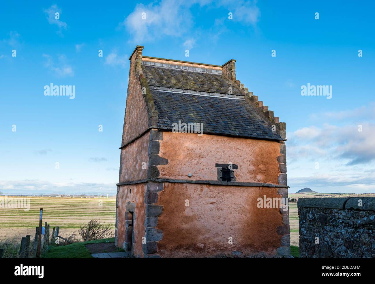 Athelstaneford, East Lothian, Scozia, Regno Unito, 30 novembre 2020. Flag Heritage Center: Gestito dalla associazione di beneficenza Scottish Flag Trust, La vecchia colombetta è aperta oggi in posizione di avvistamento di una croce nuvolosa bianca in un cielo blu ritenuto un buon omen per i Pitti e gli scozzesi in una battaglia con sassoni e angoli in 832AD, un salvataggio, Che è stata adottata come bandiera nazionale scozzese Foto Stock