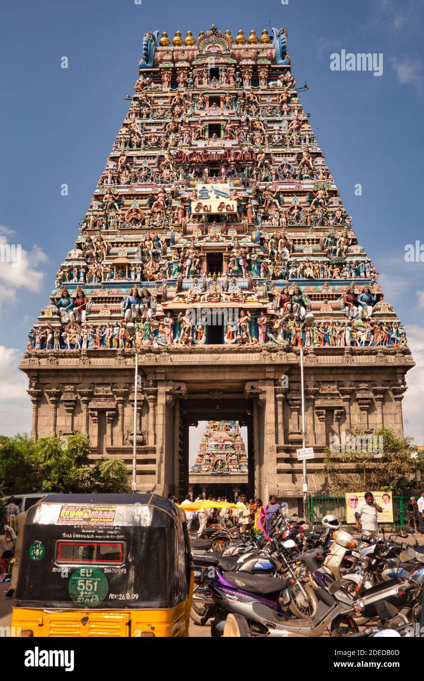 Una bella torre di dèi e figure al Tempio di Kapaleeshwara, Chennai, India Foto Stock