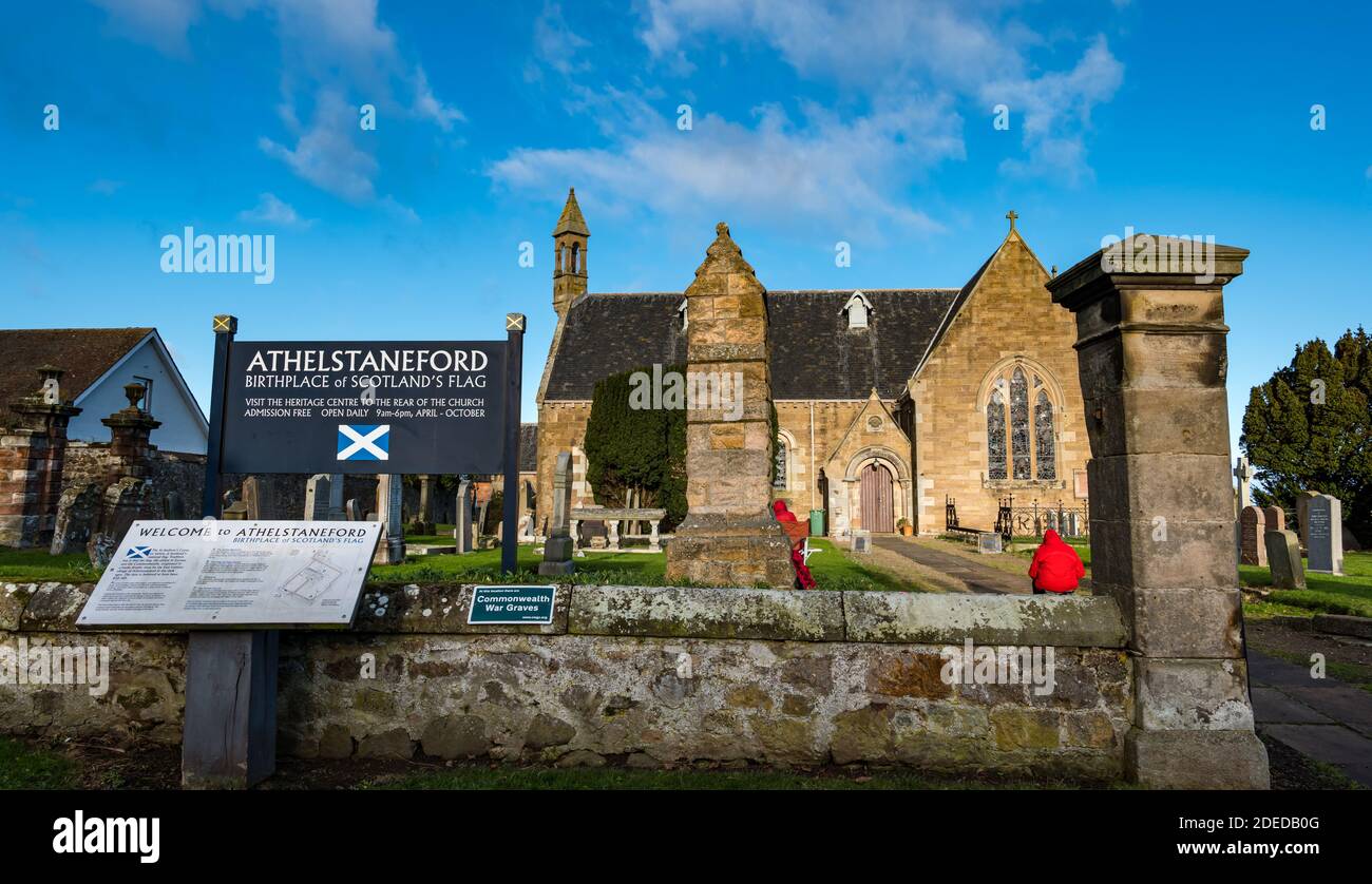 Athelstaneford, East Lothian, Scozia, Regno Unito, 30 novembre 2020. La chiesa parrocchiale in posizione del National Flag Heritage Centre con un'informazione sul sito storico del luogo di nascita della bandiera nazionale scozzese Foto Stock