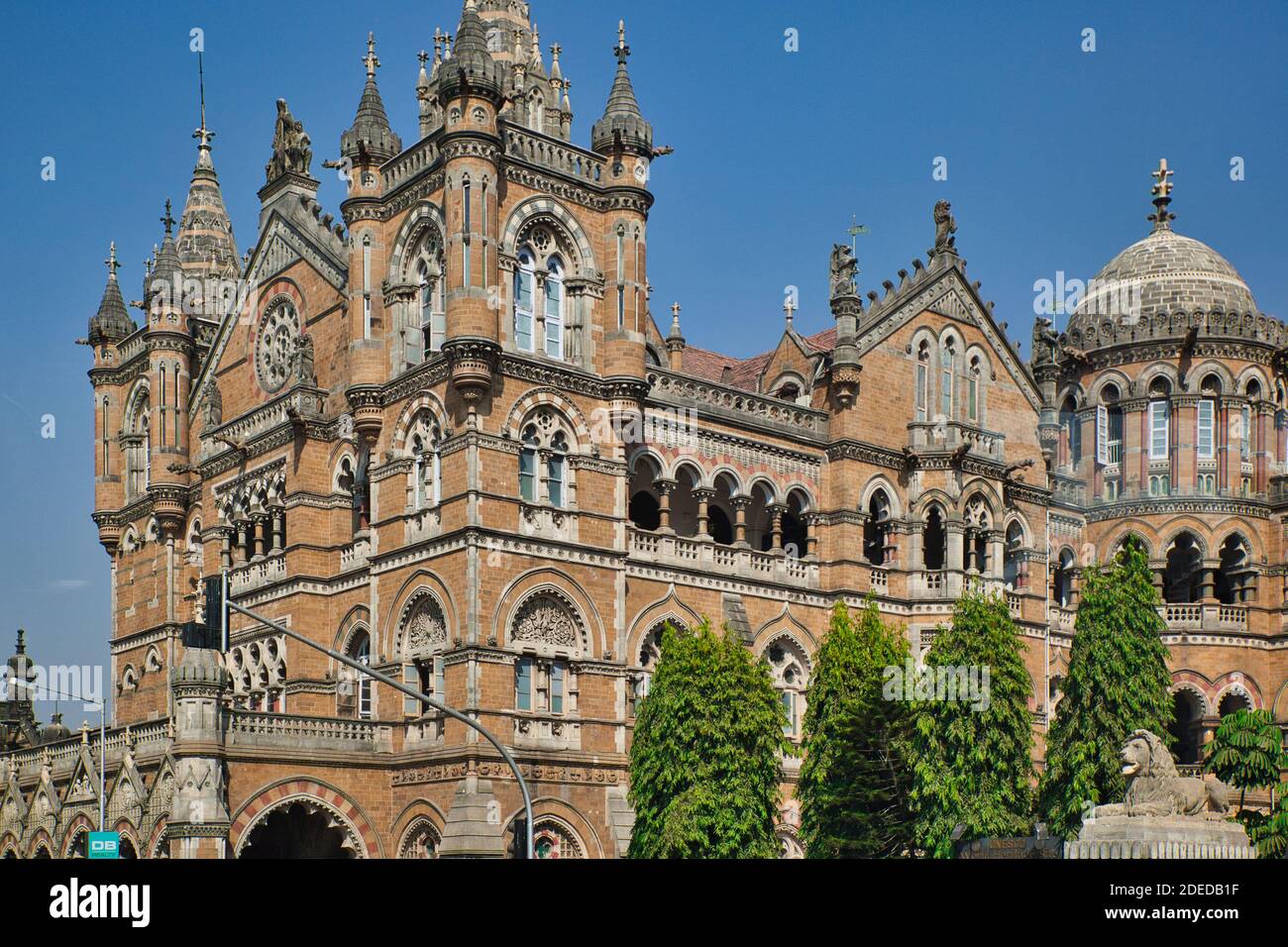 Un edificio coloniale molto decorato a Mumbai, India Foto Stock