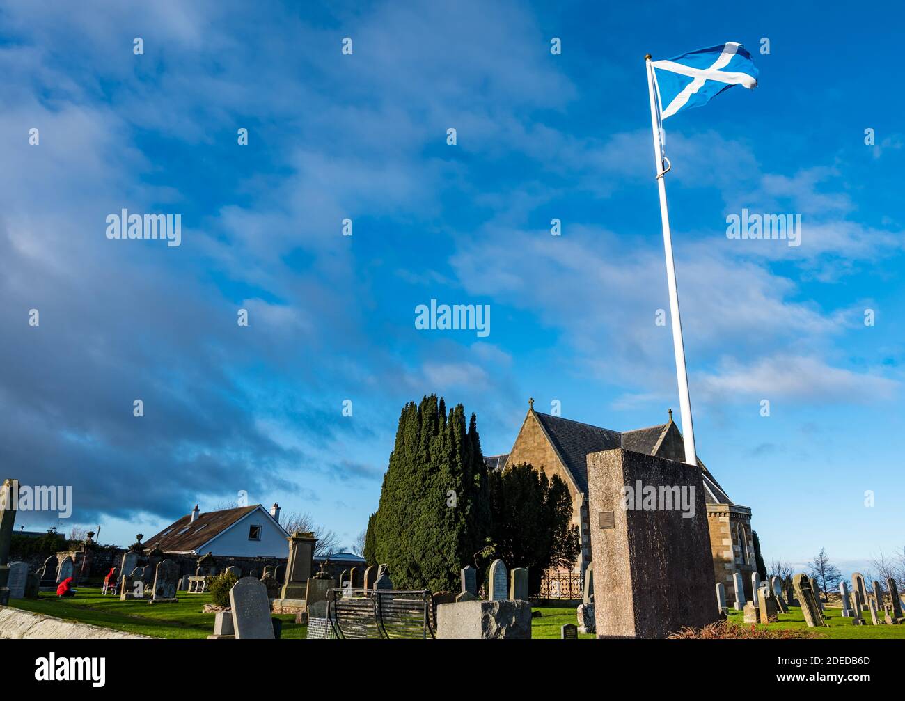 Athelstaneford, East Lothian, Scozia, Regno Unito, 30 novembre 2020. Un styre che vola su un flagpole nel sito storico del luogo di nascita della bandiera nazionale scozzese Foto Stock