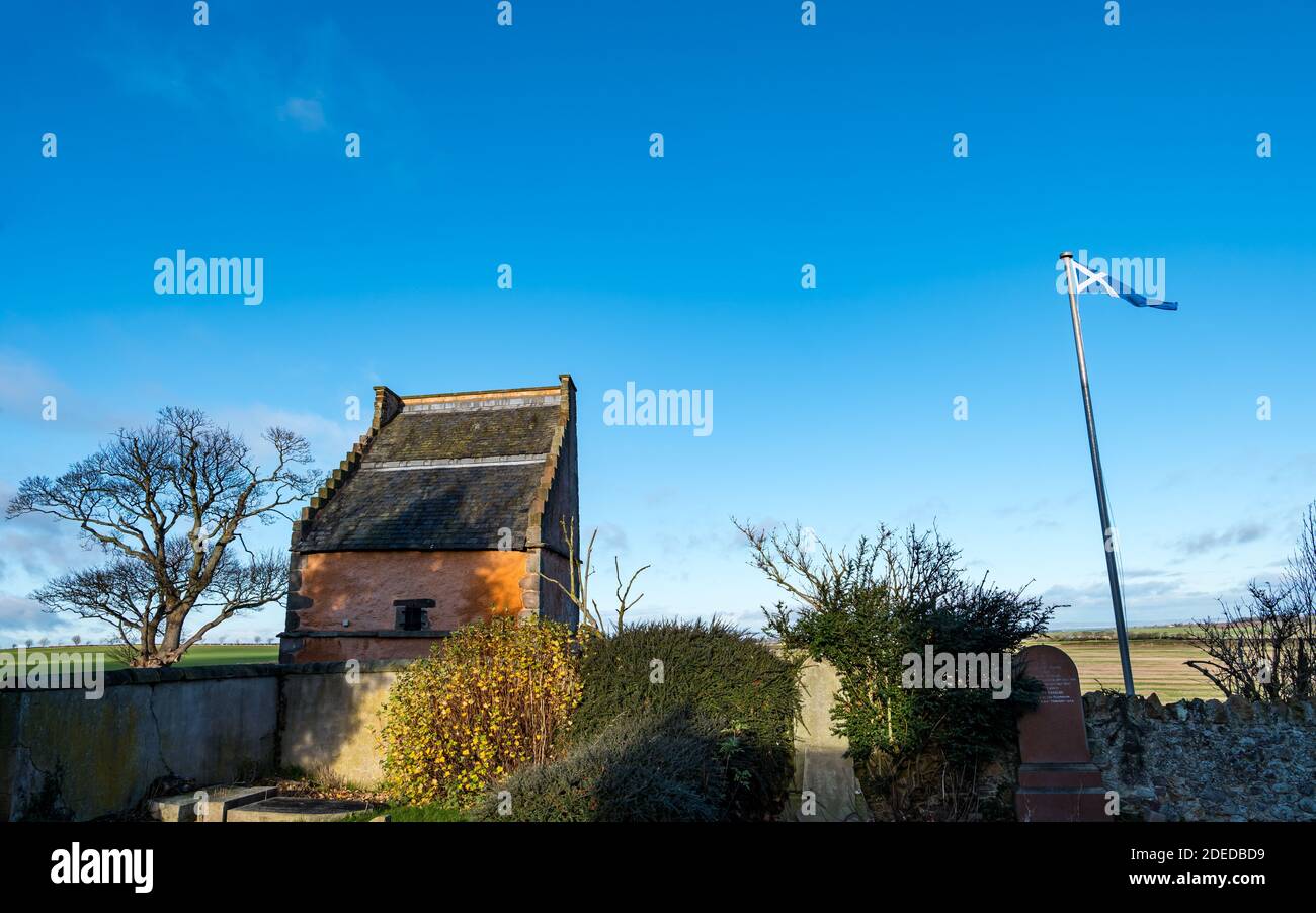 Athelstaneford, East Lothian, Scozia, Regno Unito, 30 novembre 2020. Flag Heritage Center: Gestito dalla associazione di beneficenza Scottish Flag Trust, La vecchia colombetta è aperta oggi con un salvataggio che vola su un flagpole in posizione di avvistamento di una croce nuvolosa bianca in un cielo blu ritenuto un buon omen per i Pitti e gli scozzesi in una battaglia con Sassoni e angoli nell'832AD, Un salstyre, che è stato adottato come bandiera nazionale scozzese Foto Stock