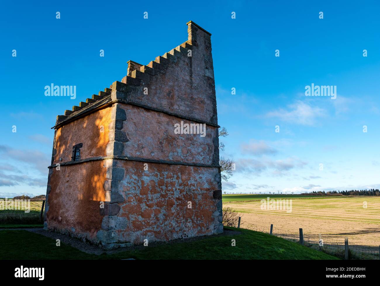 Athelstaneford, East Lothian, Scozia, Regno Unito, 30 novembre 2020. Flag Heritage Center: Gestito dalla associazione di beneficenza Scottish Flag Trust, La vecchia colombetta è aperta oggi in posizione di avvistamento di una croce nuvolosa bianca in un cielo blu ritenuto un buon omen per i Pitti e gli scozzesi in una battaglia con sassoni e angoli in 832AD, un salvataggio, Che è stata adottata come bandiera nazionale scozzese Foto Stock