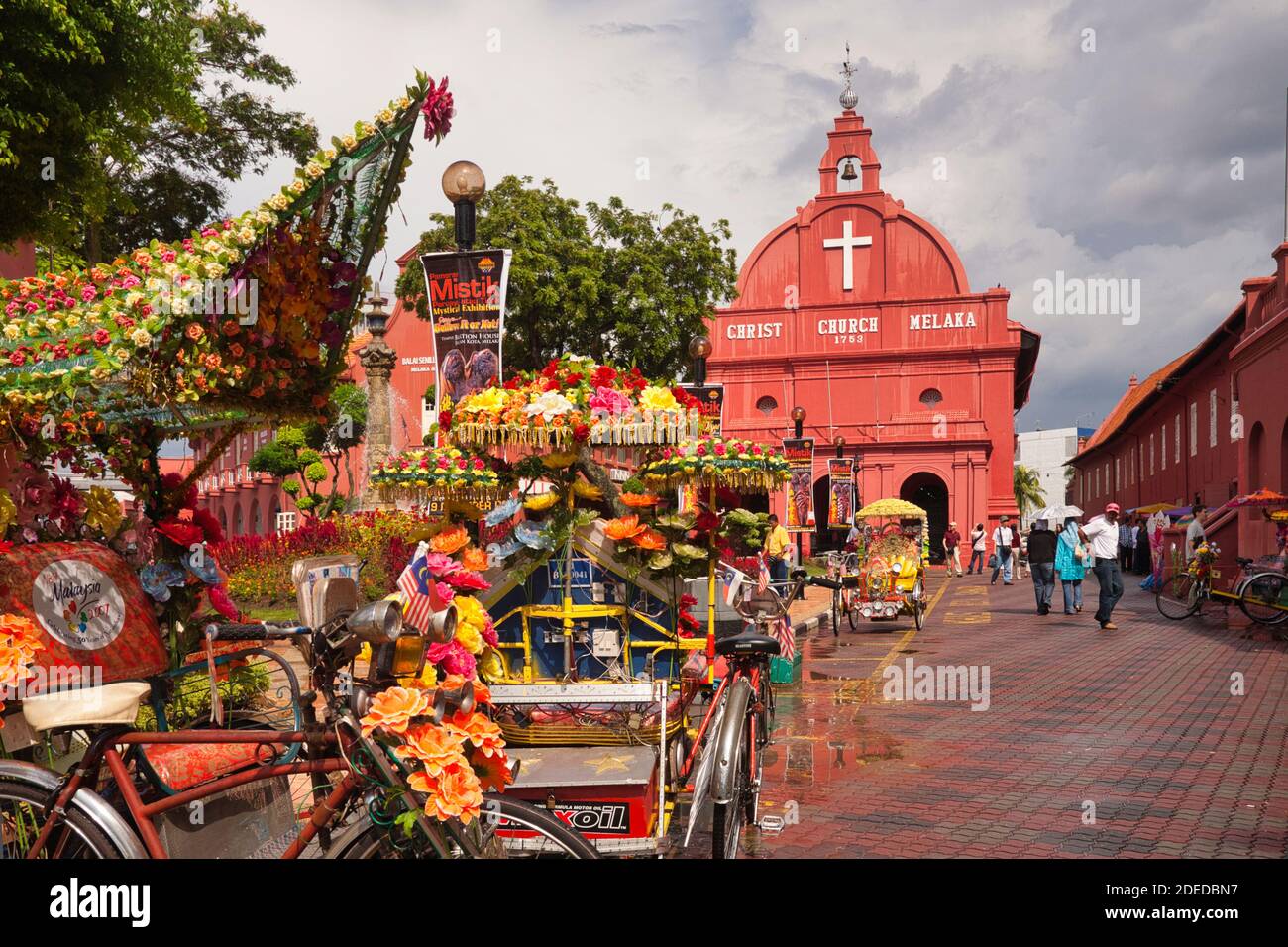 La chiesa principale di Malacca con colorati pedalò decorativi sulla strada di fronte. Malacca, Malesia Foto Stock